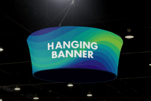 Banner colgante en espacio industrial