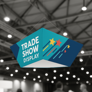 Banner colorido en feria comercial