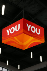 Cartel colgado en salón industrial