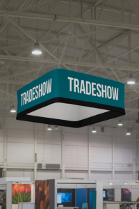 Cartelera de exposición en el techo