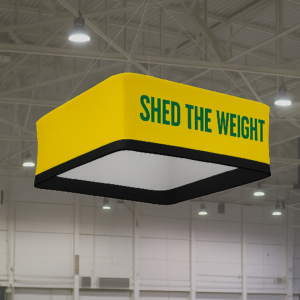 Exhibición con banner amarillo brillante