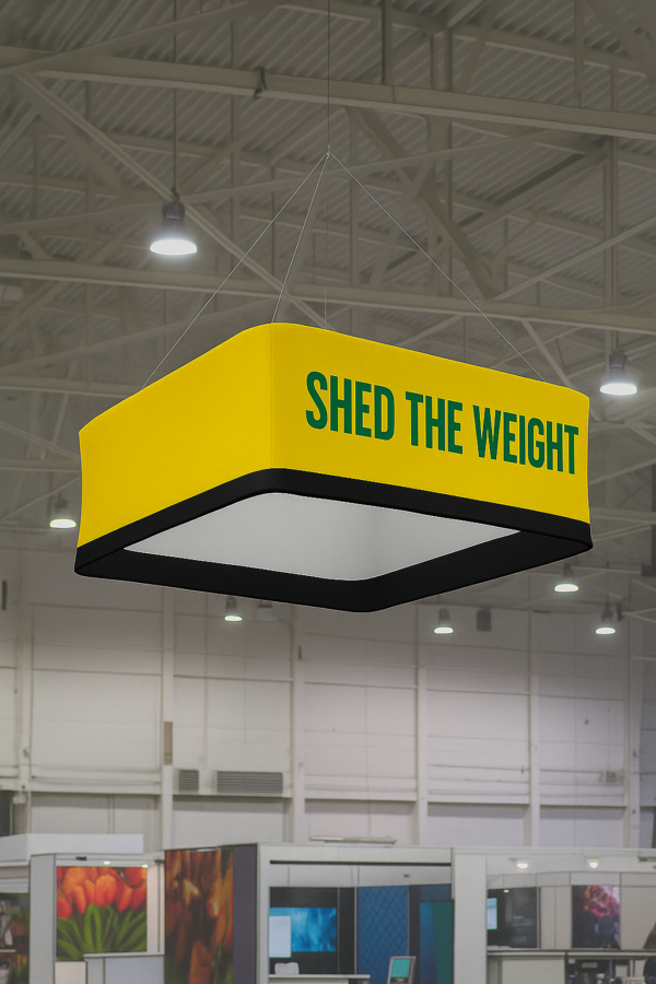 Exhibición con banner amarillo brillante