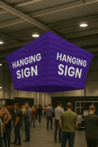 Exposición con cartel colgante púrpura