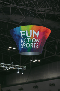 Banner vibrante en evento deportivo