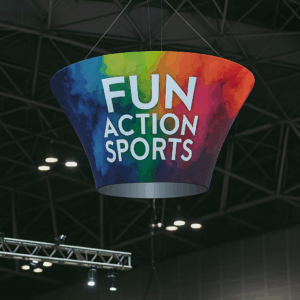 Banner vibrante en evento deportivo