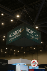 Exhibición con banner colgante Kcustom