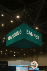 Exhibición con banner flotante