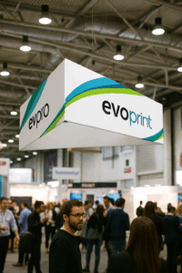 Exposición con Banners y Asistentes