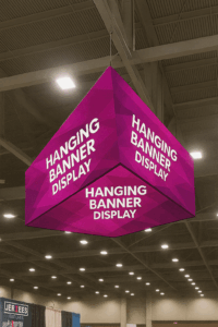 Exposición con banner magenta colgante