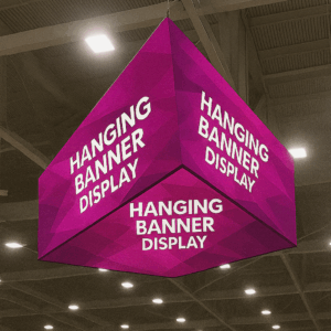 Exposición con banner magenta colgante