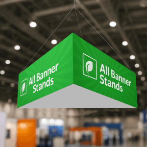 Bandera triangular en exposición comercial