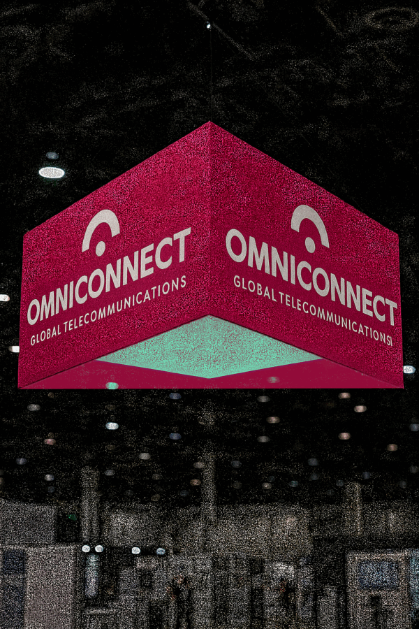 Banner de OMNICONNECT en exposición