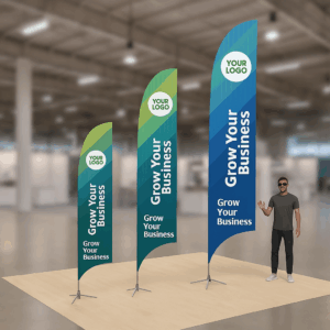 Exhibición con banners promocionales y público